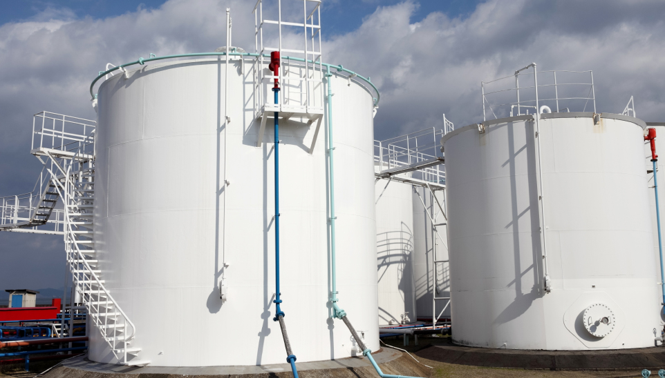 石油、ガスなどの貯蔵用タンク設置工事